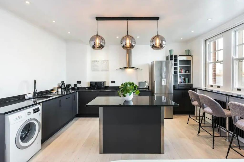 3 X Bedroom Riverside Flat With Hot Tub On Roof Terrace * Londra