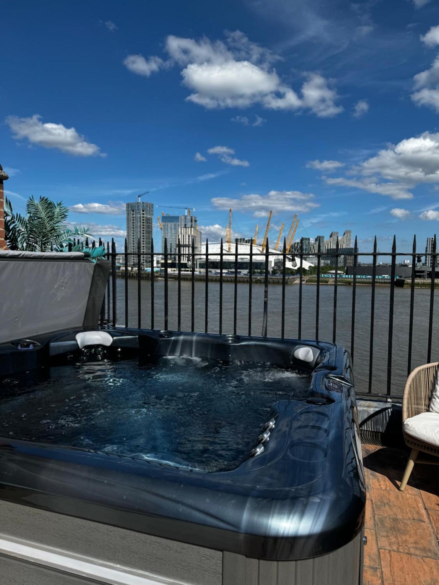 3 X Bedroom Riverside Flat With Hot Tub On Roof Terrace Appartamento *