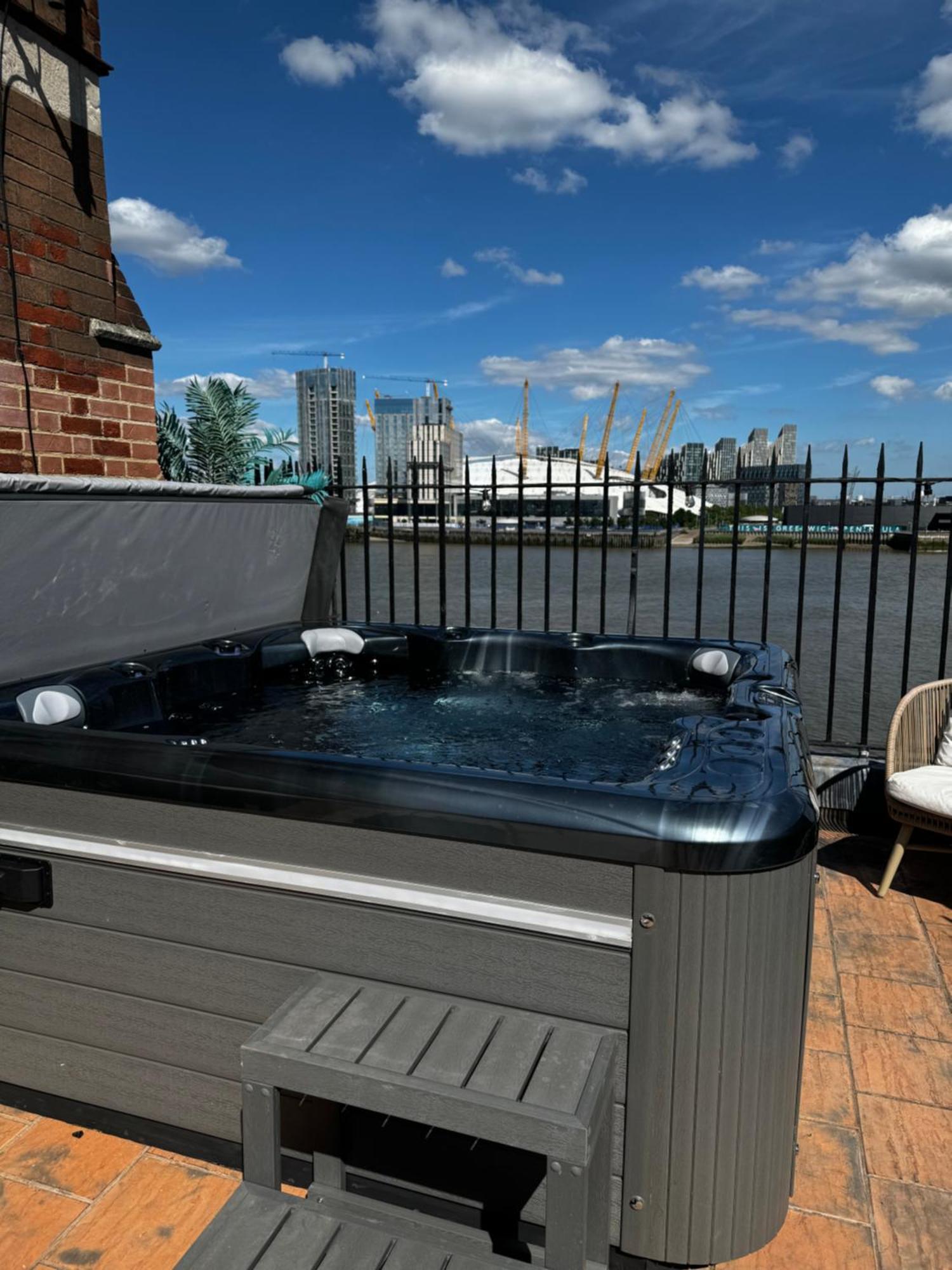 3 X Bedroom Riverside Flat With Hot Tub On Roof Terrace Londra