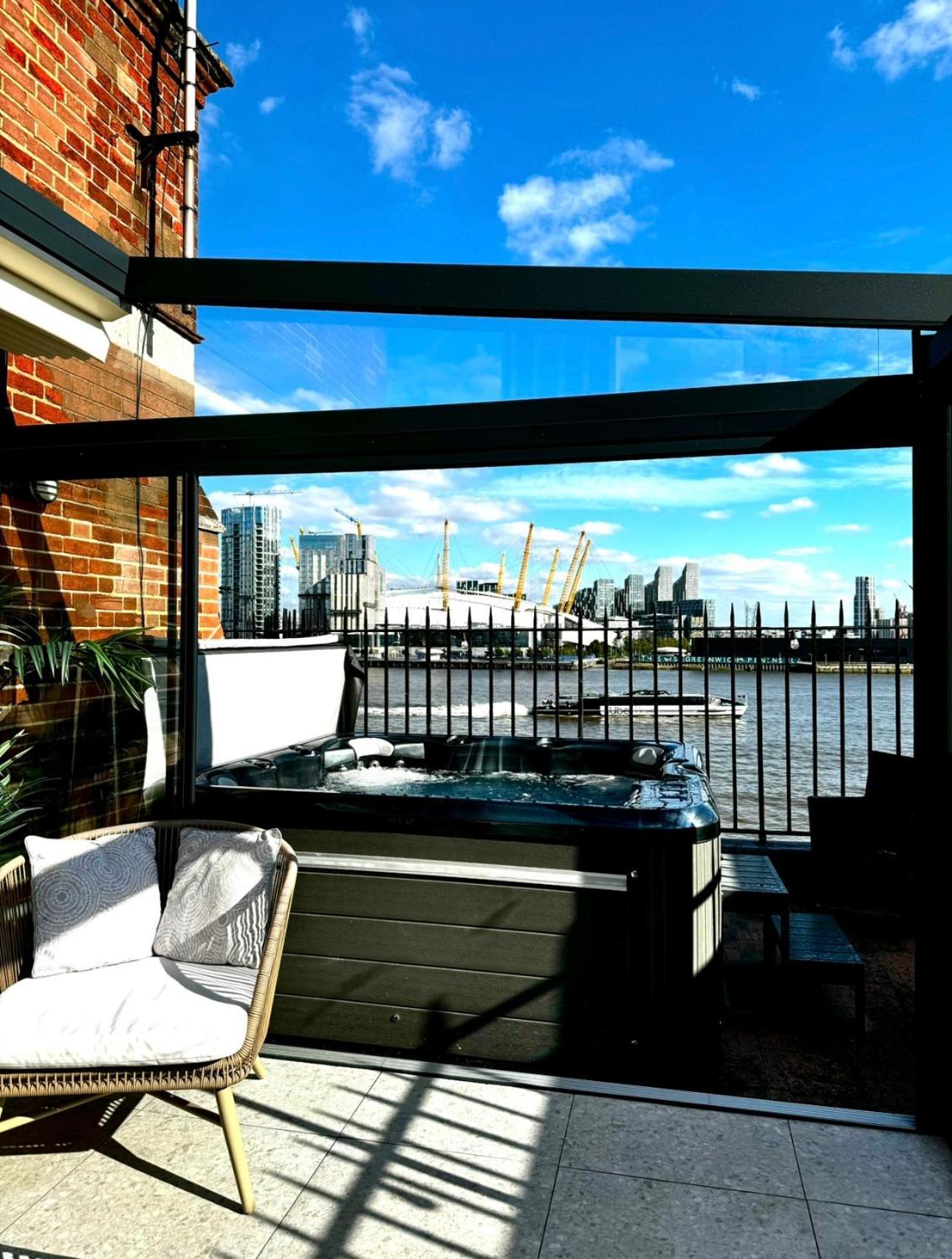 Appartamento 3 X Bedroom Riverside Flat With Hot Tub On Roof Terrace Londra