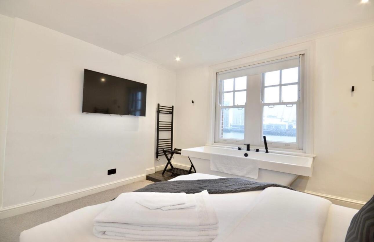 Appartamento 3 X Bedroom Riverside Flat With Hot Tub On Roof Terrace Londra